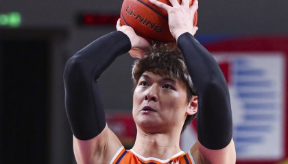 体育资讯-上海13战12胜：超广东升联赛第二 王哲林梦游仍大胜剑指冲冠