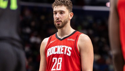 开云体育官网-是否达到期待？申京本赛季场均20.4+8.9+6.2+3.2失误 命中率51.9%