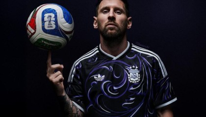 阿根廷世界杯客场球衣曝光：黑色主色调，灵感源自阿根廷国花