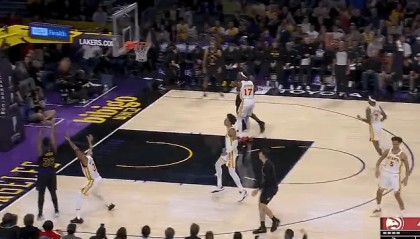 开云体育官网-斯马特底角三分也投进，湖人三分命中率61%领先老鹰20分