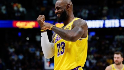 开云体育官网-不用退役！詹姆斯造大逆转！东契奇38+13+10打爆掘金，斯玛特救主