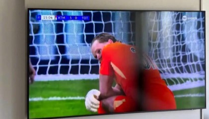 体育资讯-热刺门将金斯基两度失误被换下，赛后获球迷安慰|马竞|欧冠|托特纳姆热刺|马德里竞技|决赛_新浪体育_新浪新闻