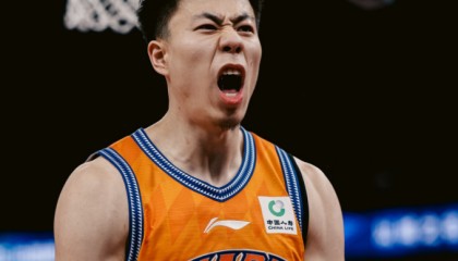 体育资讯-上海险胜1-0山东：怀特塞德23+9 张镇麟14分王哲林遭惊天骑扣